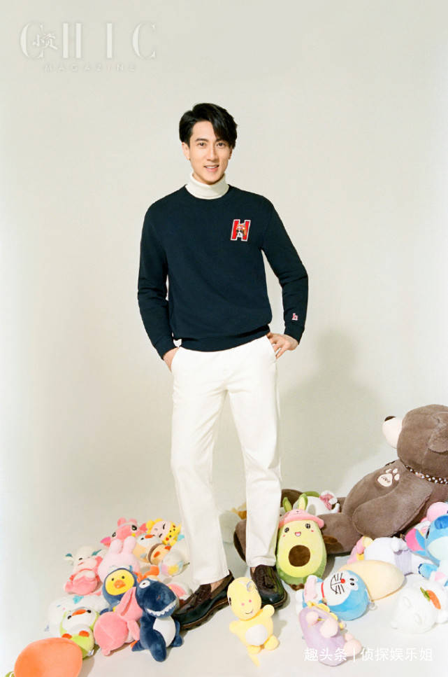 吴尊携儿女拍封面,女儿身高优越颜值高,儿子穿大人衣服略显违和_nei