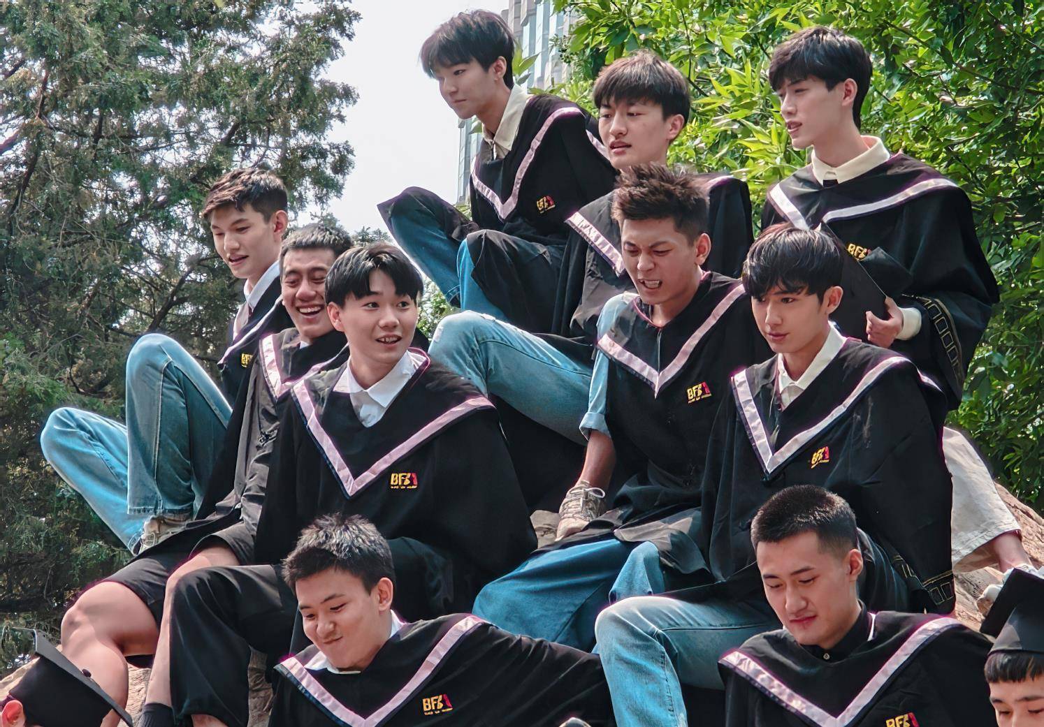 其他同样在北电毕业并且小有名气的人,都纷纷晒出自己和同学们的合照