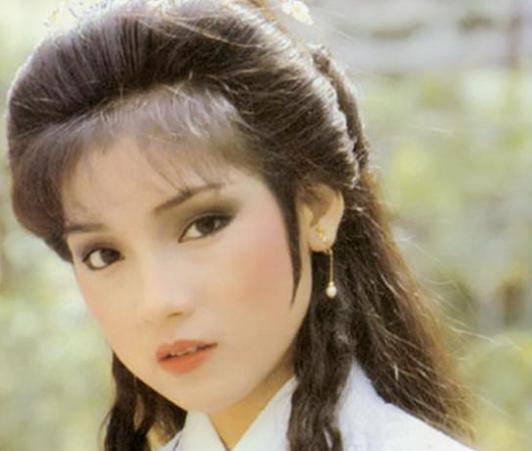 她和周星驰是童年邻居,刘德华当她的伴郎,这才是真人生赢家_戚美珍