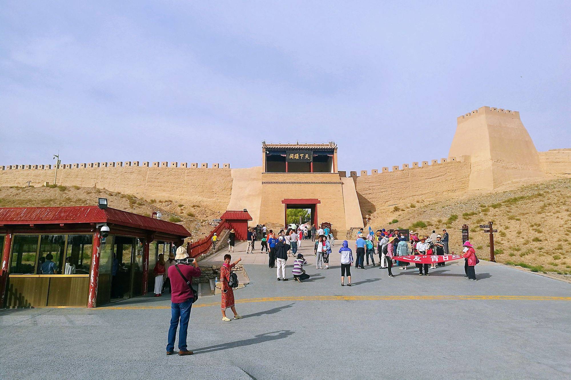 嘉峪关长城，古代“丝绸之路”的交通要塞，现在的著名文化景点