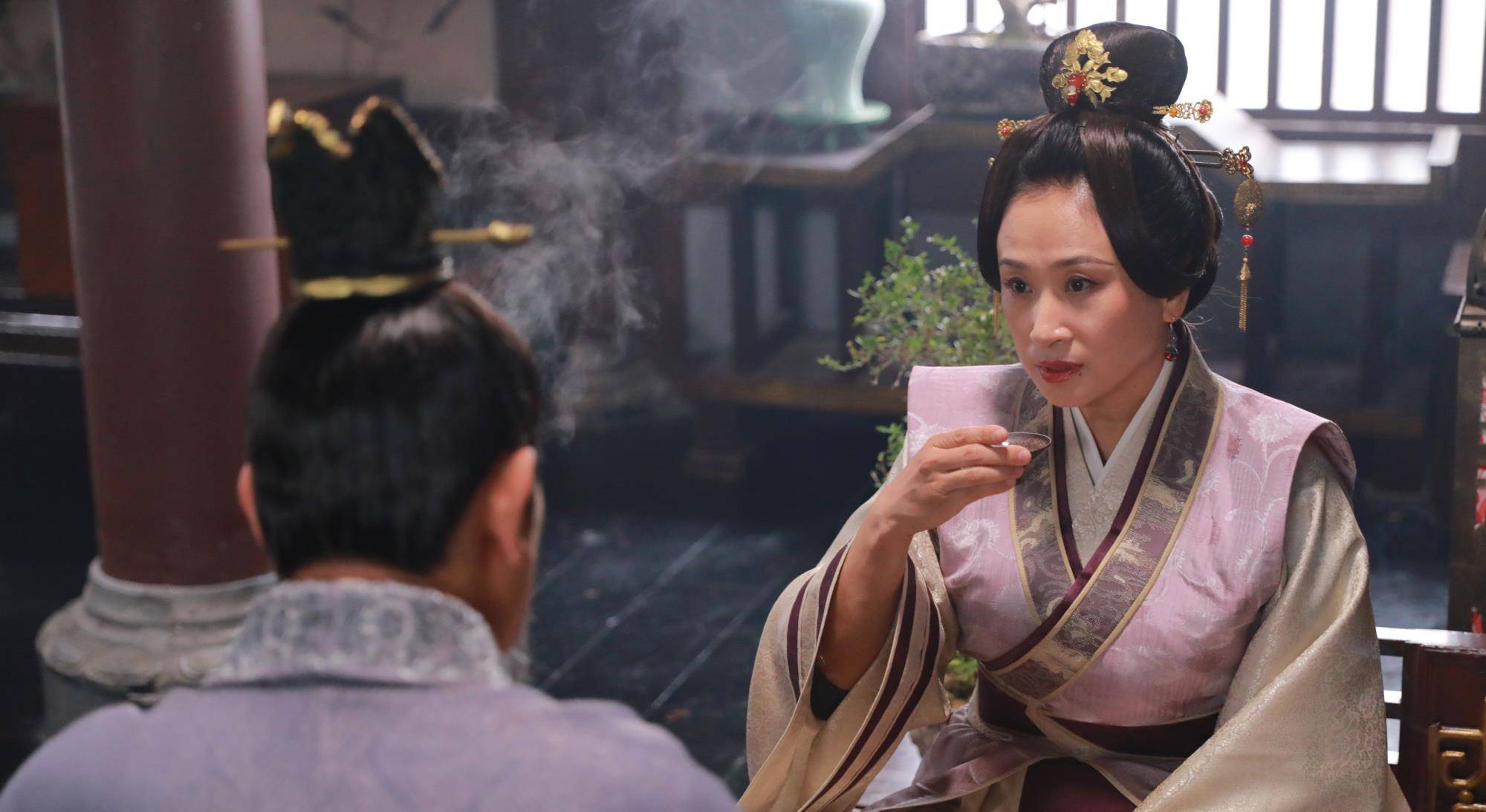 她是《上阳赋》中的卢夫人,却演绎《御赐小仵作》幸福豪门贵妇!