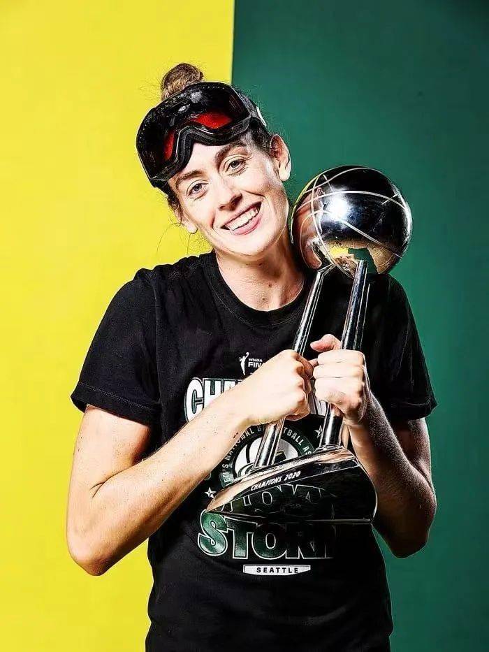 emma_布里安娜_篮球场