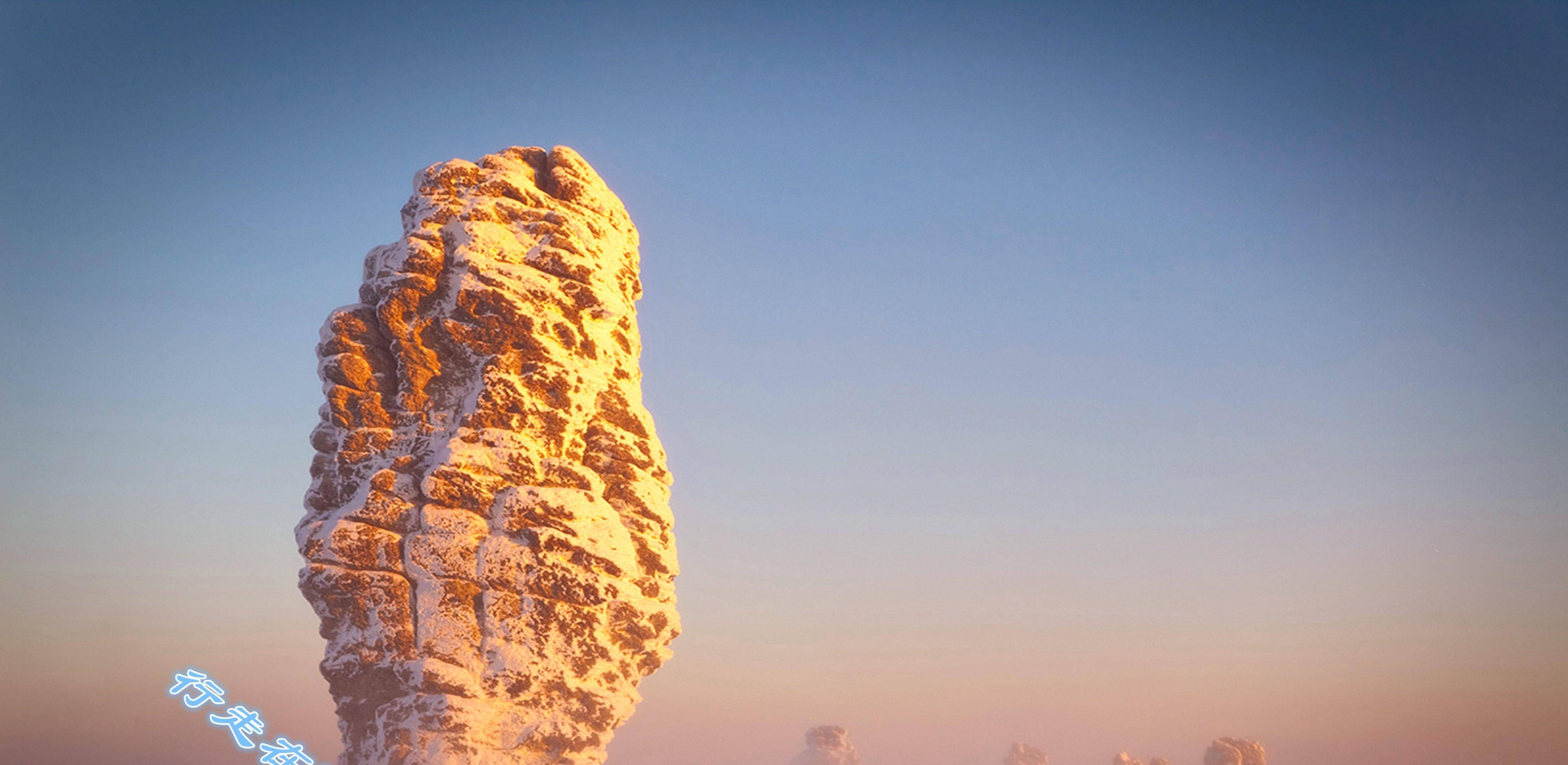 俄罗斯巨型石柱：七巨石矗立2亿年不倒，仅一人成功登顶