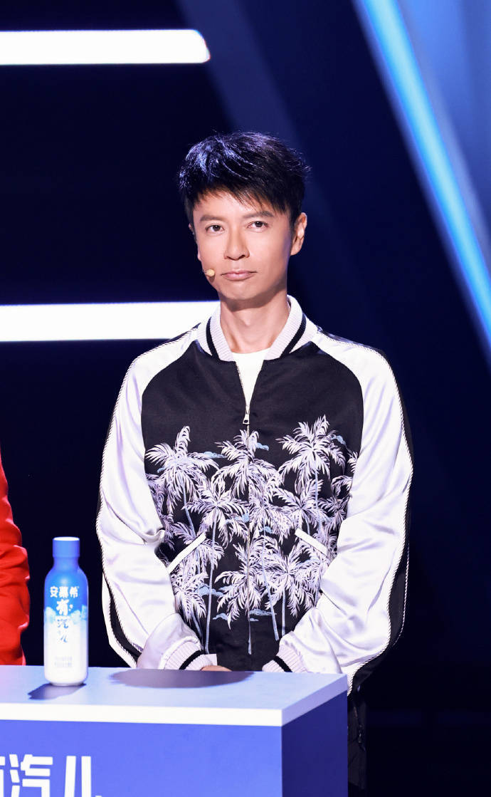 2022好声音导师战队pk赛,梁静茹点评惹争议,蝶长输得太亏_李克勤_杨灿