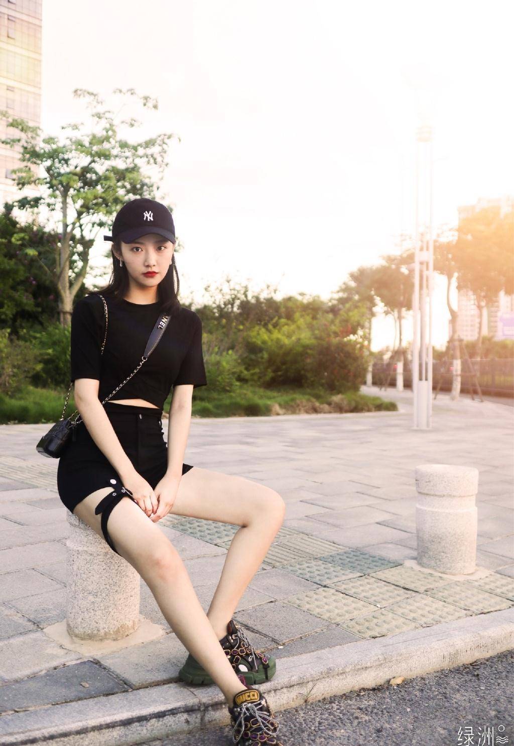 新晋"于女郎"吴佳怡,穿泡泡袖衬衫配皮裤,于正的眼光不得不服_时尚