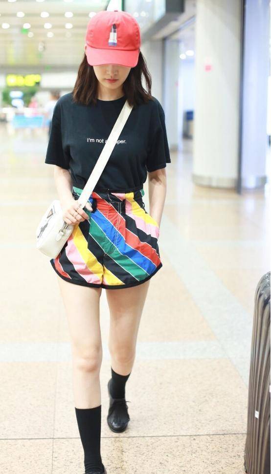 李沁打扮有一套,把"彩虹"印短裤上,"筷子腿"女生看了也羡慕