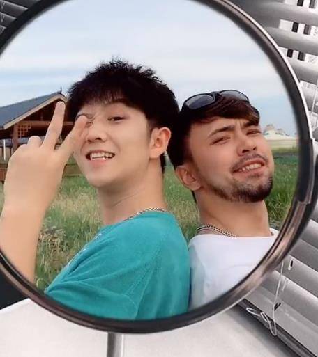 "强势回归"郭聪明:因病退圈长达一年,如今回归半个娱乐圈助阵_薛之谦