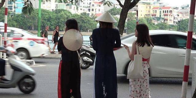 在国外街头，很多当地女人站在路旁，她们到底是做什么生意的？