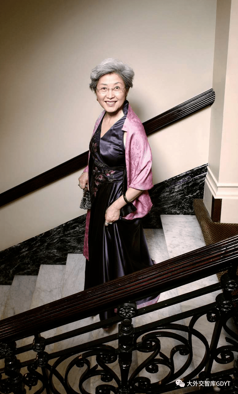 傅莹大使:将礼仪做到极致的英国女王伊丽莎白二世_英国王室_手套_招待