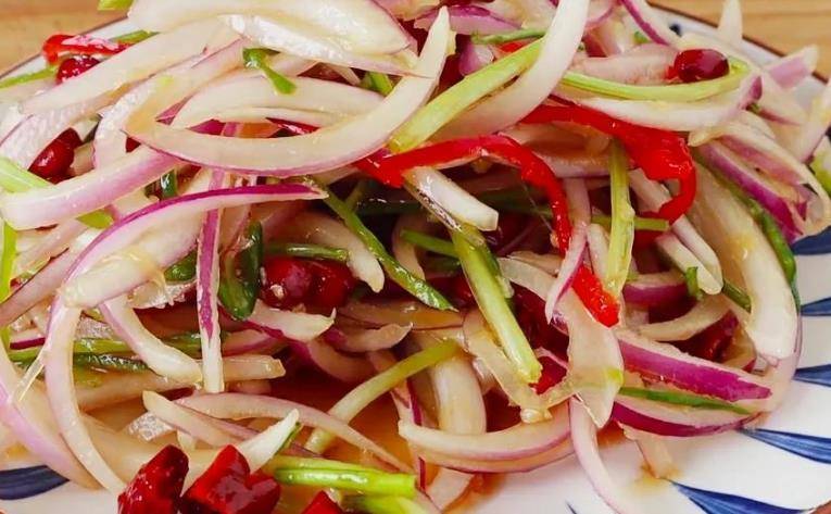 夏日必备小咸菜凉拌洋葱,清脆爽口解腻解馋,原来诀窍在此!