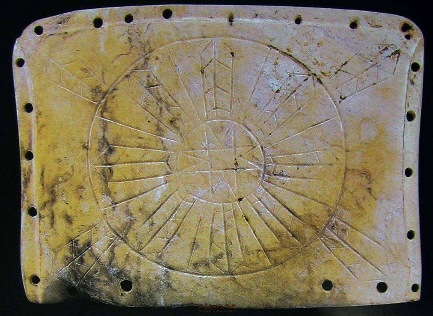 凌家滩文化的玉版文物局组织考古学家去凌家滩发掘,这一挖不得了,挖出