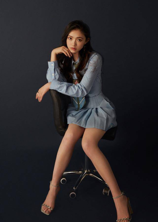 林允终于不是微胖界成员了,看她穿上高跟鞋的腿型,细到我不敢信_造型