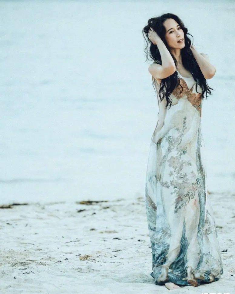 51岁莫文蔚穿杜嘉班纳拍写真,发现不妥火速换头像,这次她应该知错了