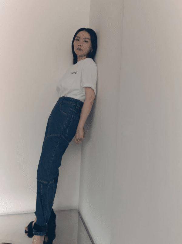 金靖知道自己腿粗,出门就穿"袋鼠裤",不料显得腿更长_黑色_时尚_look