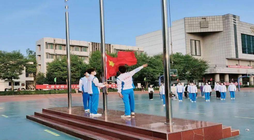 "将五星红旗护送至升旗台迎着朝阳,昂首挺胸国旗班的同学迈着铿锵有力