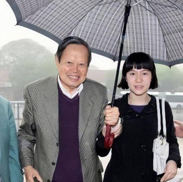 99岁的杨振宁带老婆吃饭,和翁帆默契,眼神发号施令,翁帆长大了很多