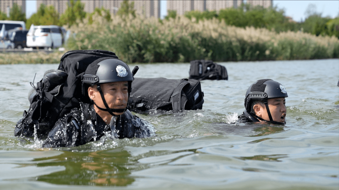 武装泅渡来袭!在实训中锻造"两栖"尖兵_训练_实战_特警