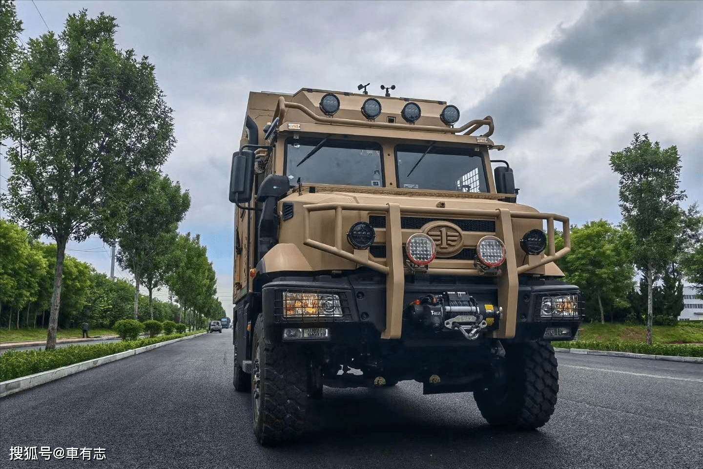 解放·雪鹰4x4越野房车,外观霸气很拉风,8.6t 全时四驱 三把锁