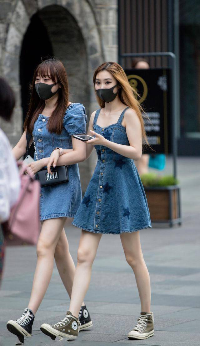 路人街拍,美女上身穿一件白色吊带衫,看上去非常洋气_装饰_款式_选择