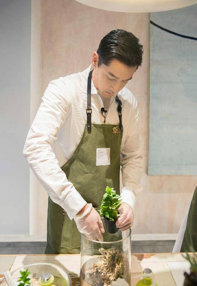 37岁胡歌系围裙现身,为上镜特意刮了胡子,配白衬衫