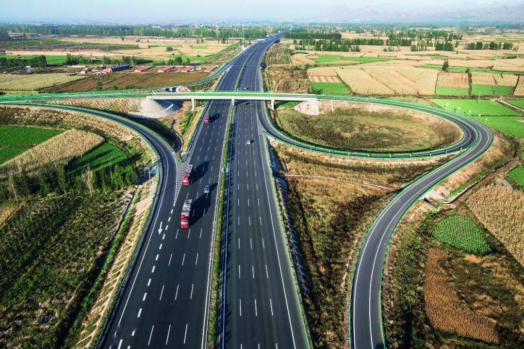 项目起点位于呼和浩特绕城高速公路与集呼高速公路交叉点保合少互通