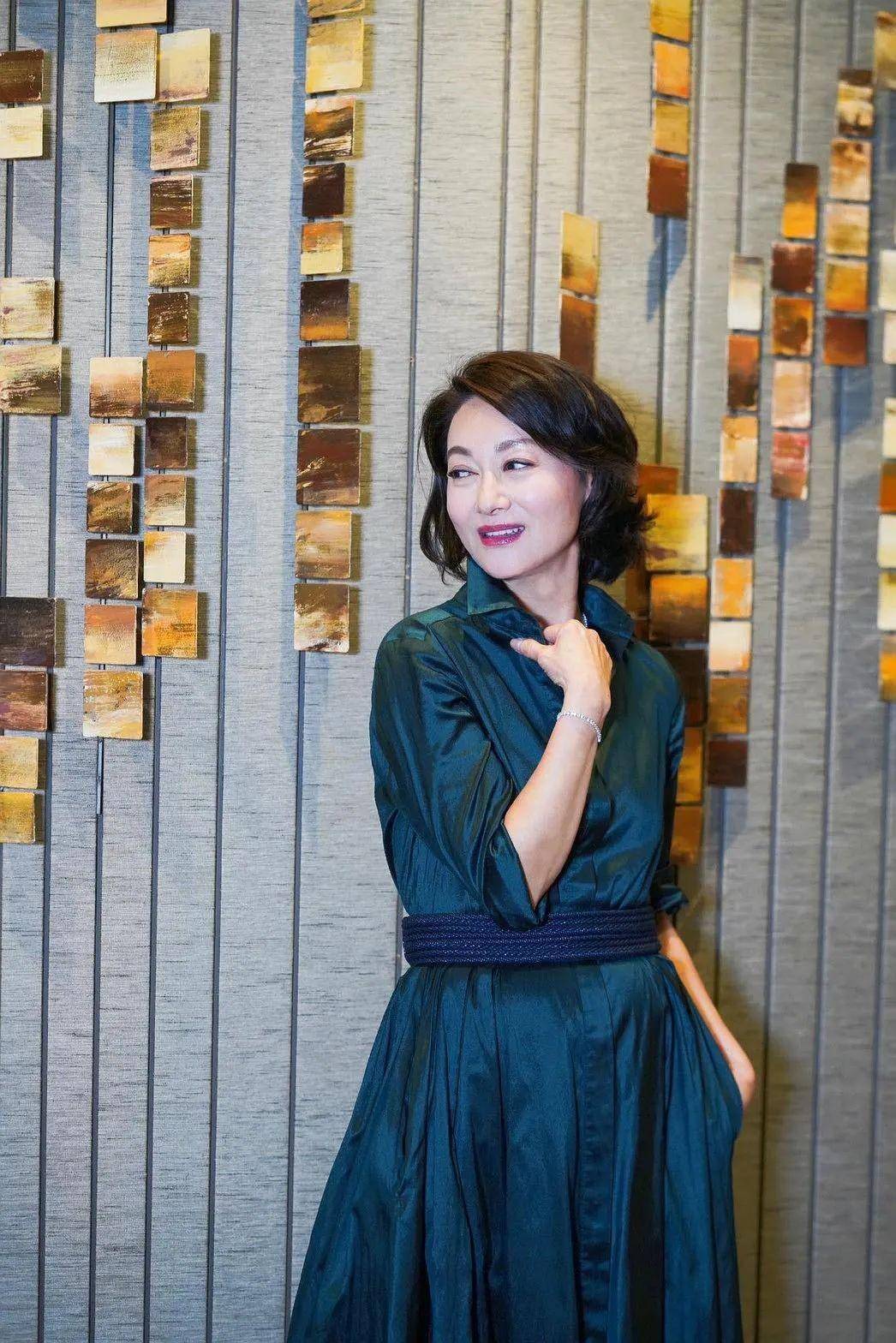 颠覆形象t台走秀,不一定争当女一,为容祖儿打call姐妹情深_惠英红