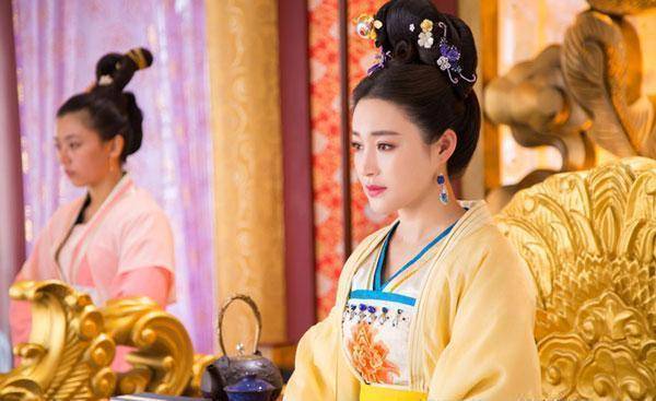 权力的欲望是无穷的,然而此时的刘娥还受到宰相丁谓,曹利用等人的限制