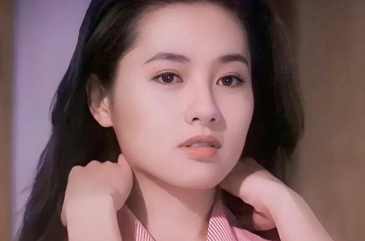 香港艳星李丽珍,靠《蜜桃成熟时》成名,随着岁月流逝今已成大妈
