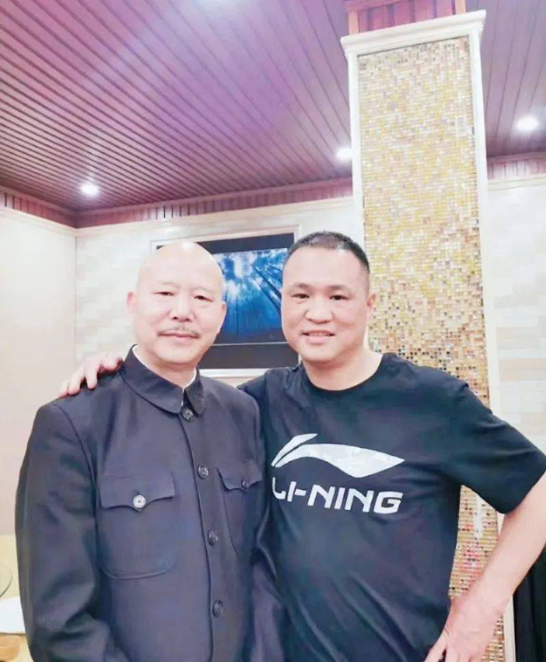 朱长贵老师留影▲刘爱群老师与中国当代著名书法家·邱璞老师留影