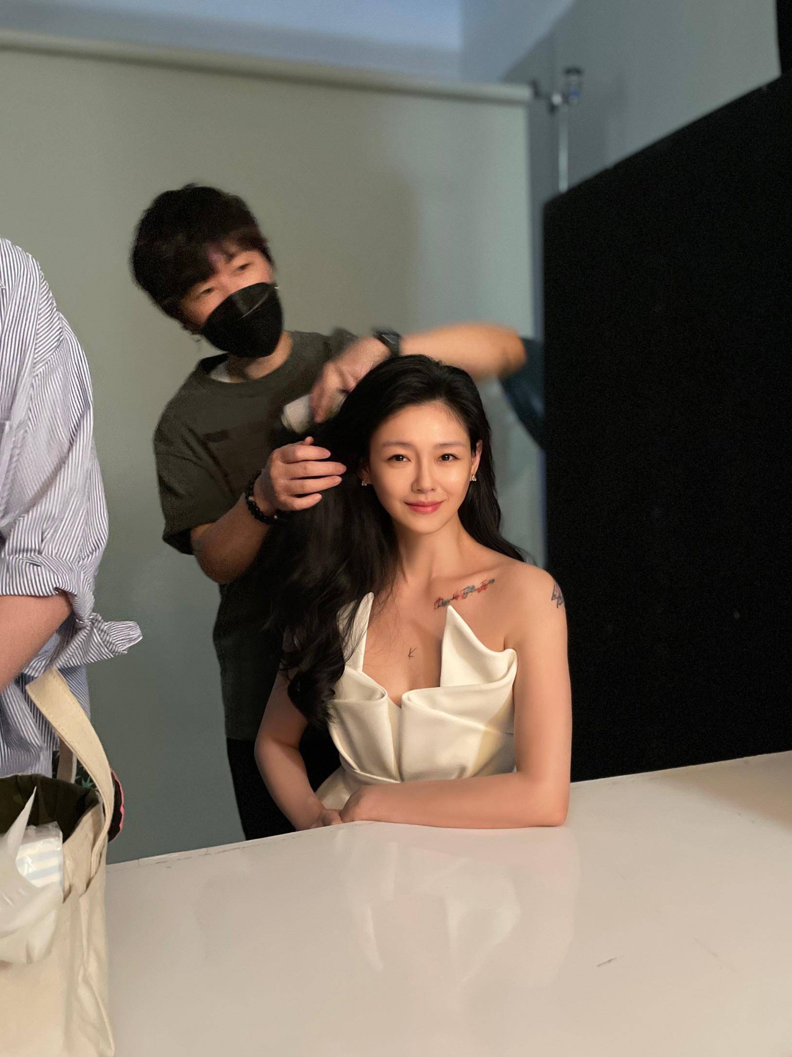 卷发,整个人显得十分妩媚,女人味十足,网友们都表示大s这一次真的是越