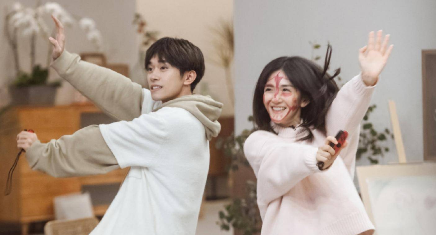 王锵晒《朋友请听好》新合照,易烊千玺躲在谢娜身后,表情可爱_照片