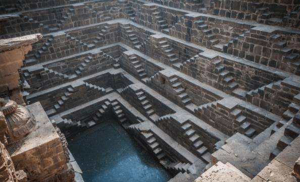 印度发明神奇水井：3500级台阶深入地下30米，1200年来养活30万人
