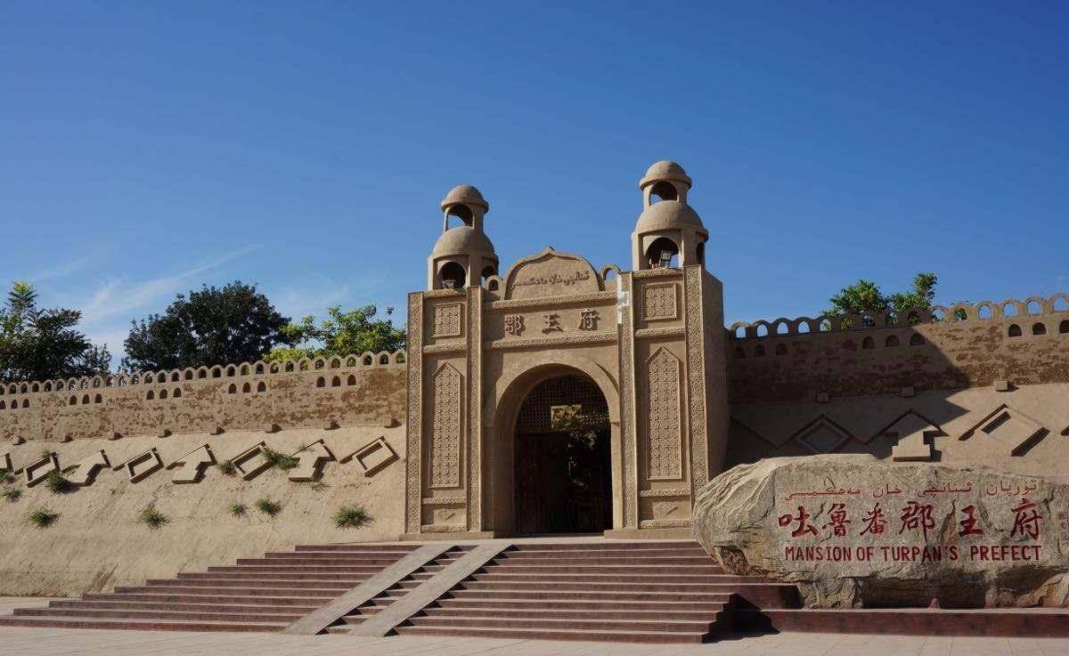新疆吐鲁番一座2000年历史的古镇，瓜果飘香，坎儿井环绕