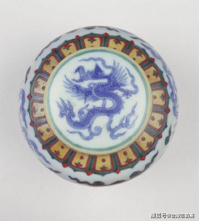 【伊】赤地龍紋碗　大明成化年製(李0099)