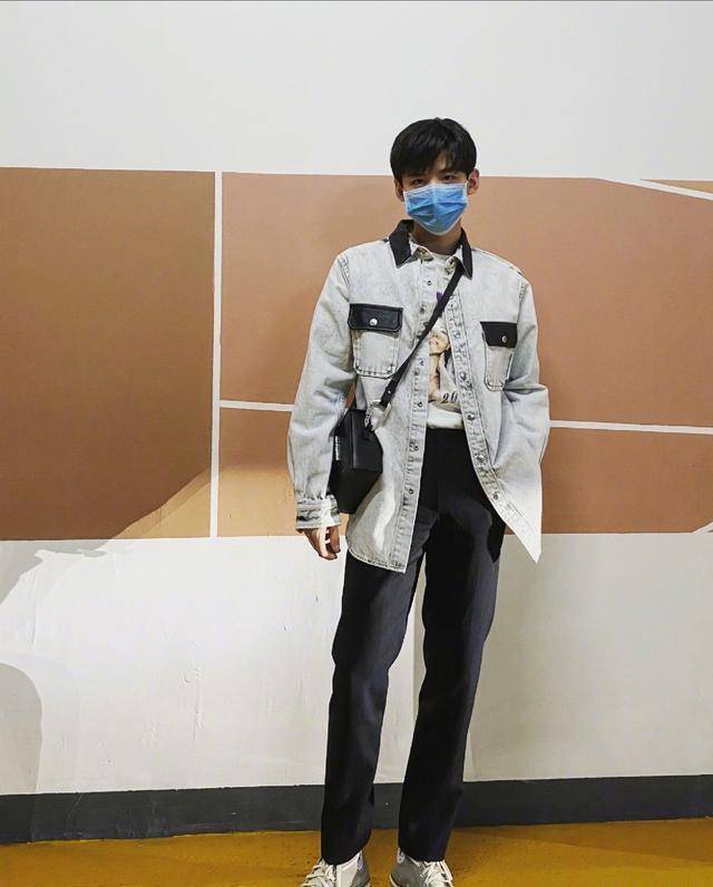 白敬亭最新时尚画报释出,化身清爽少年,呈现悠闲自在的夏日模样