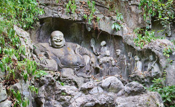 西湖有座山,因济公闻名天下,山高仅168米,却遍布着300多处石窟_飞来峰