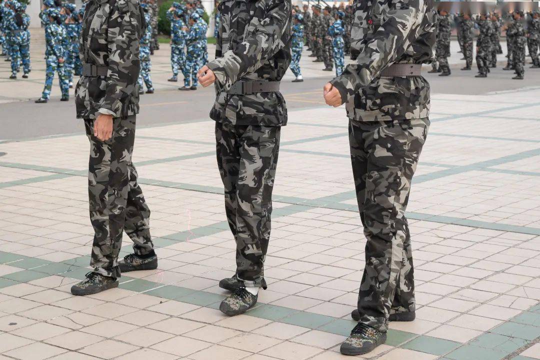 人物描述据说"顺拐"是每年军训的保留项目凭一己之