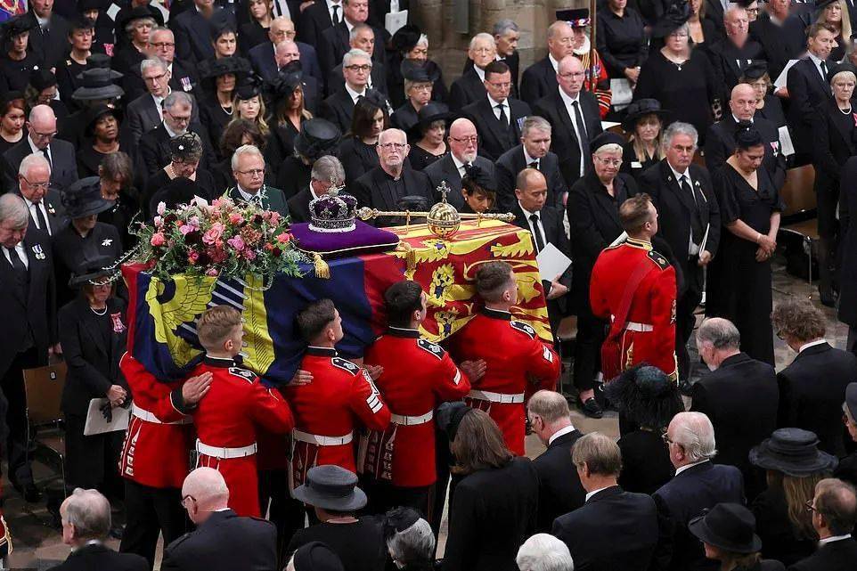 女王国葬,英国民众泪送女王走完最后一程._伦敦_葬礼_王室