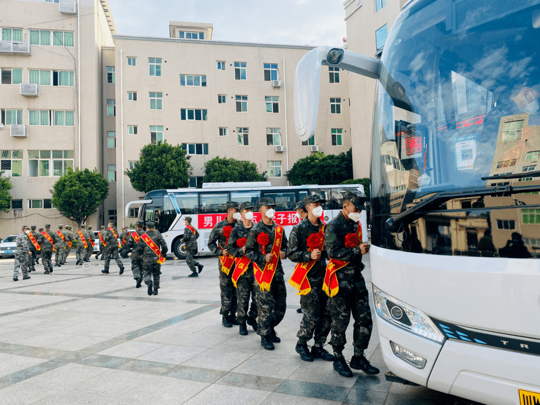 " 西昌市欢送2022年秋季新兵入伍