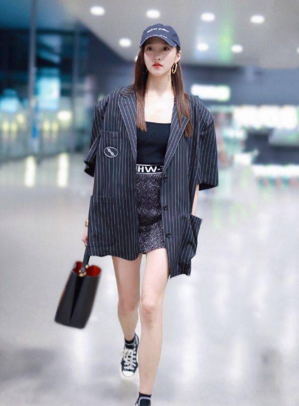 关晓彤撞衫杨超越,相差一岁差别大,一个变壮汉一个依然娇小!