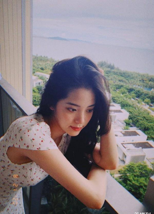 欧阳娜娜真大胆,20岁穿时尚秀绝美身材,白皙玉背和香肩太惹眼了_度假