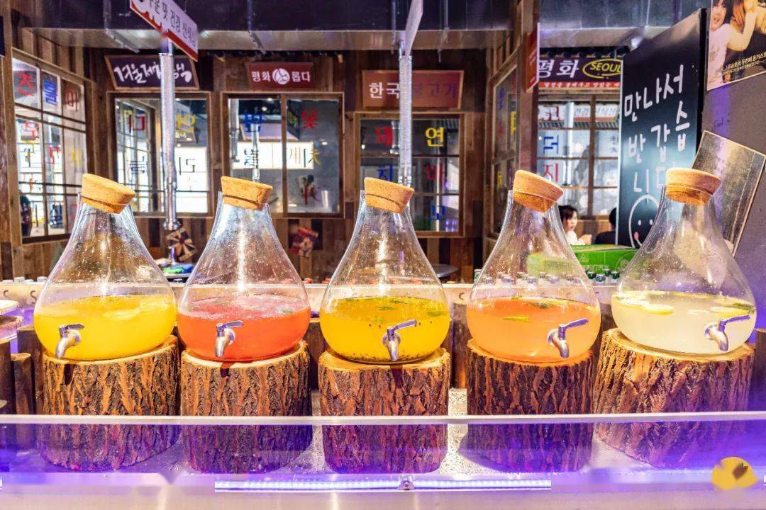 十种新鲜时令水果摆的满满当当,用来解腻清口再适合不过了.