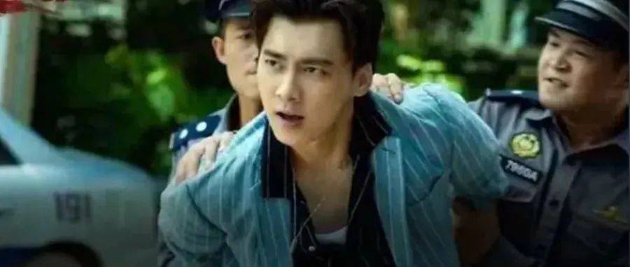 水花 跳跃 躯体 交织 泳池热舞 解脱 野性 冲动