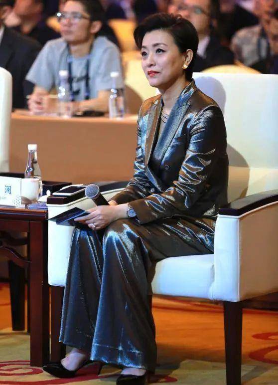 没有修图的杨澜,气质端庄高雅,西装搭阔腿裤都穿出高级感!