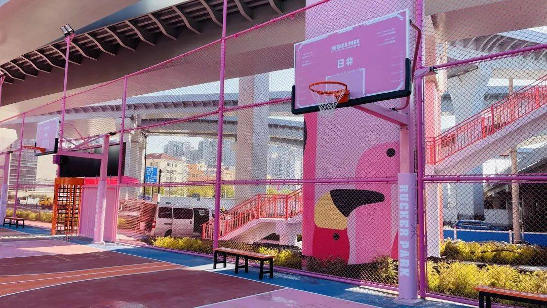 中环线北虹立交与苏州河交汇的桥下空间,转变为一处有篮球场,跑步道