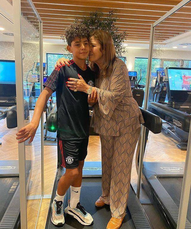 c罗家四个娃在国外开学,11岁迷你罗穿制服帅气,被奶奶拥在怀中_乔治娜