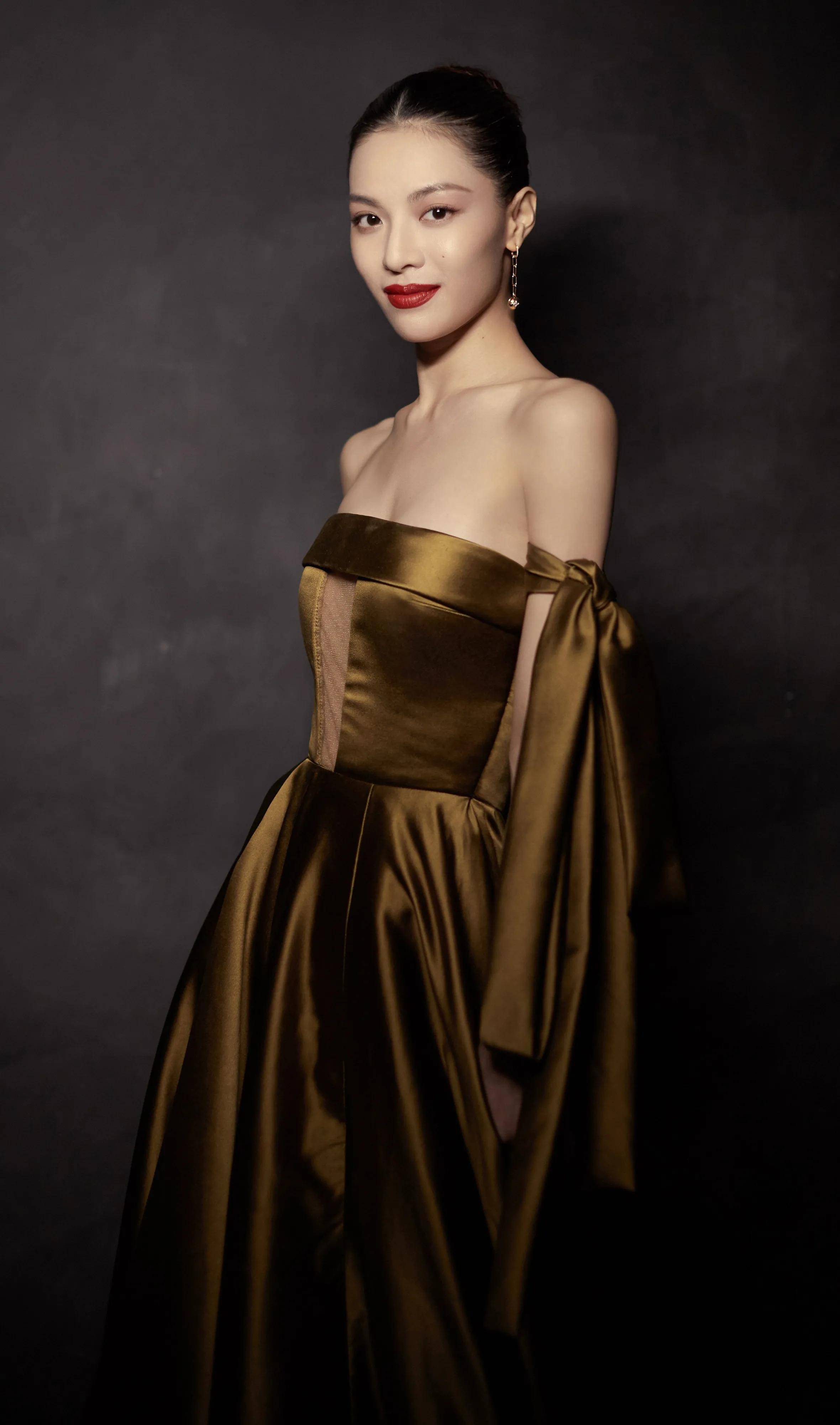 长腿,细腰,高级脸的钟楚曦,吸引陈伟霆,胡一天的远不止是时尚_程心_郑