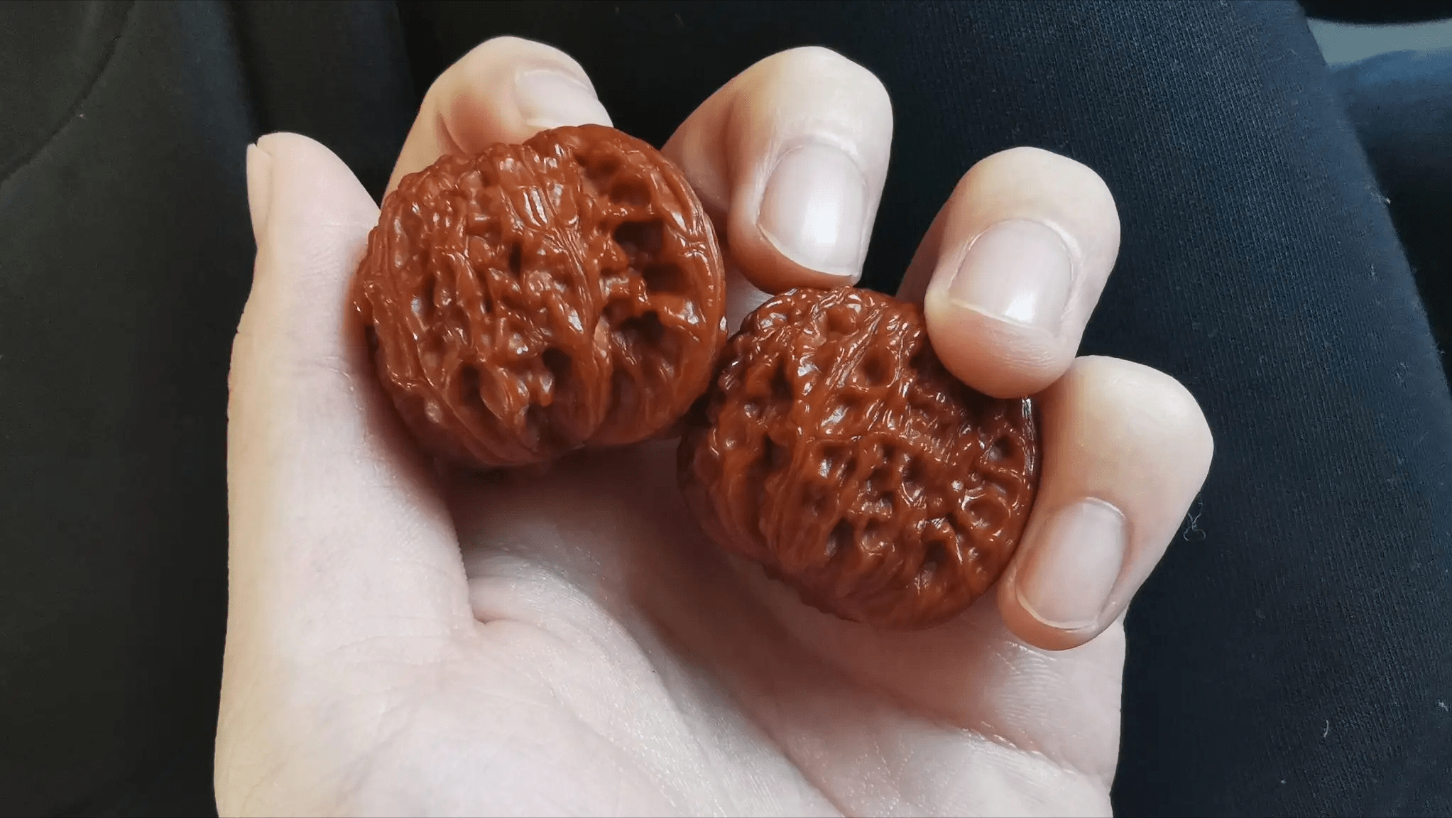 文玩核桃的阴皮和返油,到底有什么区别?_颜色_表面_处理