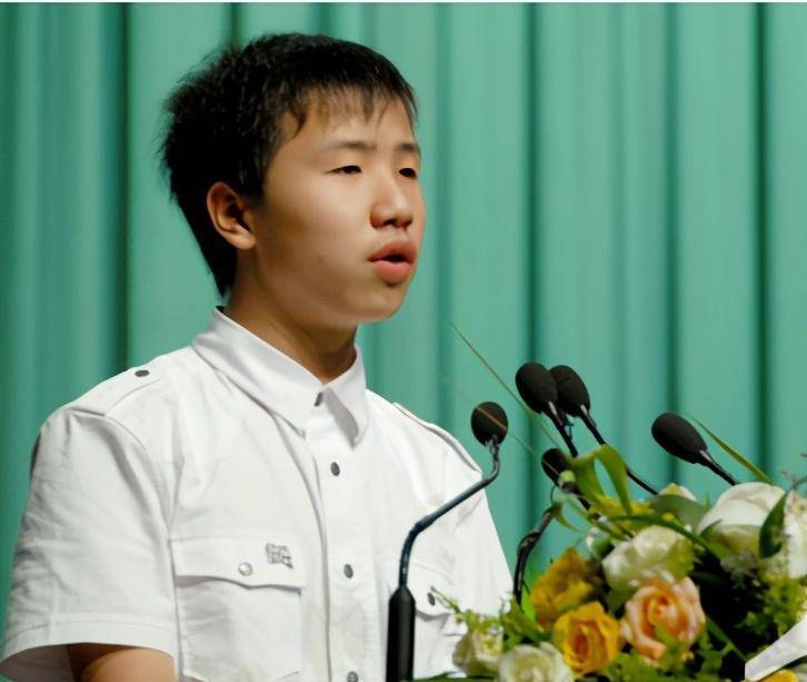 2008年,那个在汶川地震中救下7人的小英雄,如今已沦为了阶下囚_雷楚年