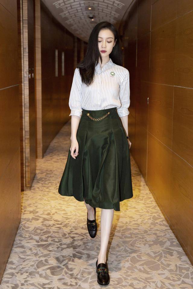 一袭西装帅气儒雅,刘昊然发福变憨厚土气_倪妮_显得_气质